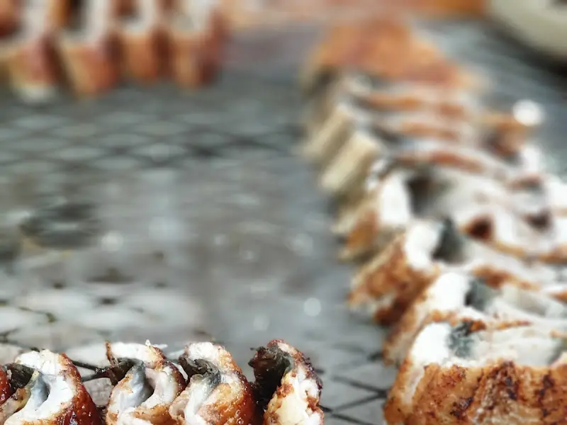 석쇠 위에 가지런히 놓인 장어