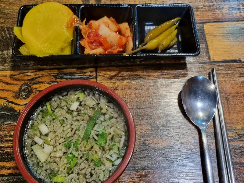 깔끔한 텐동집의 반찬 구성