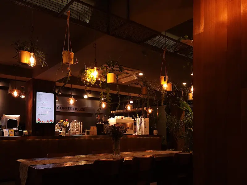 카페 내부 조명과 테이블