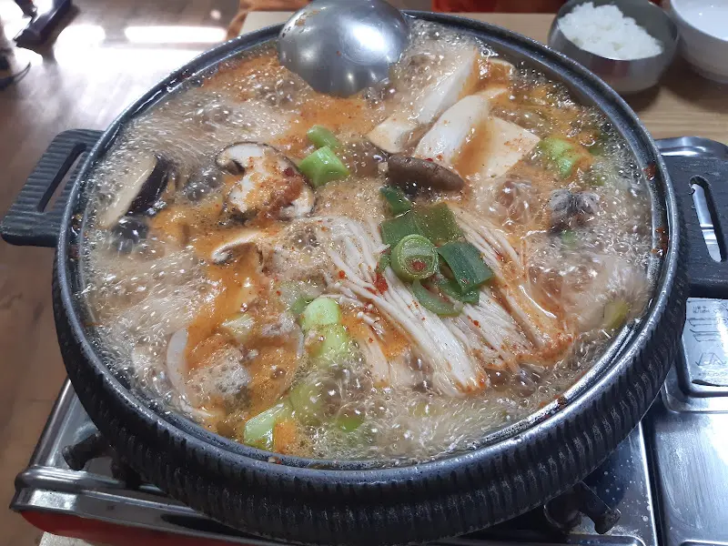 보글보글 끓는 두부 전골