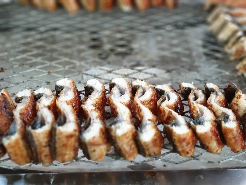 숯불 위에서 구워지고 있는 장어