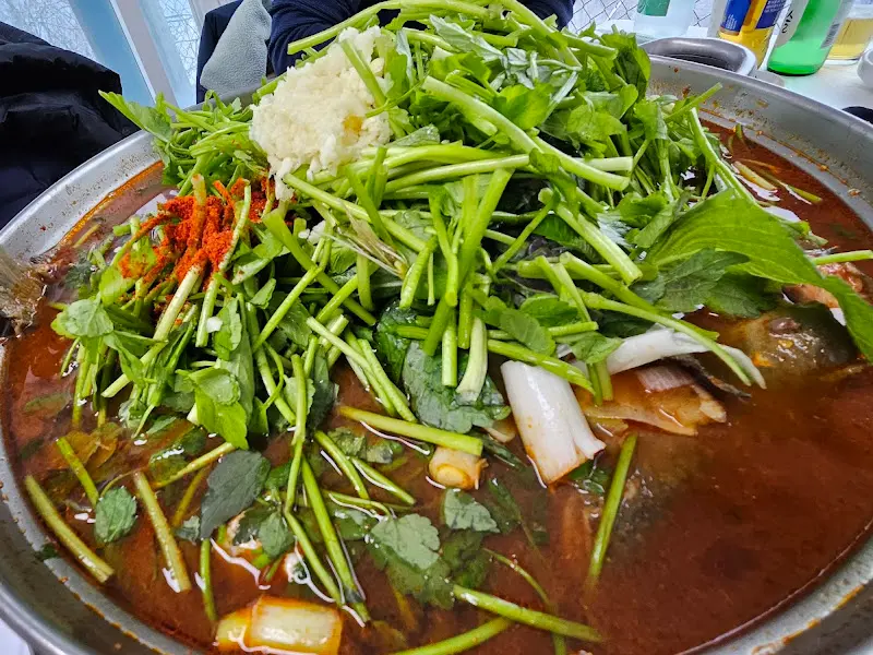 미나리가 듬뿍 올려진 매운탕
