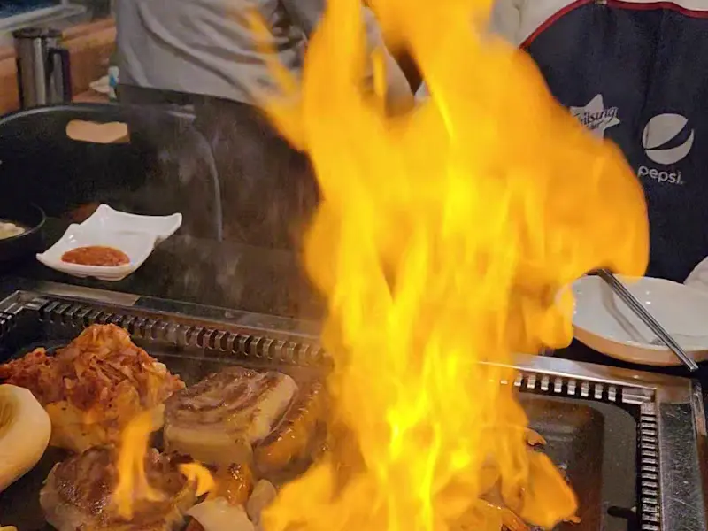 불쇼로 흑돼지 잡내를 없애는 사장님