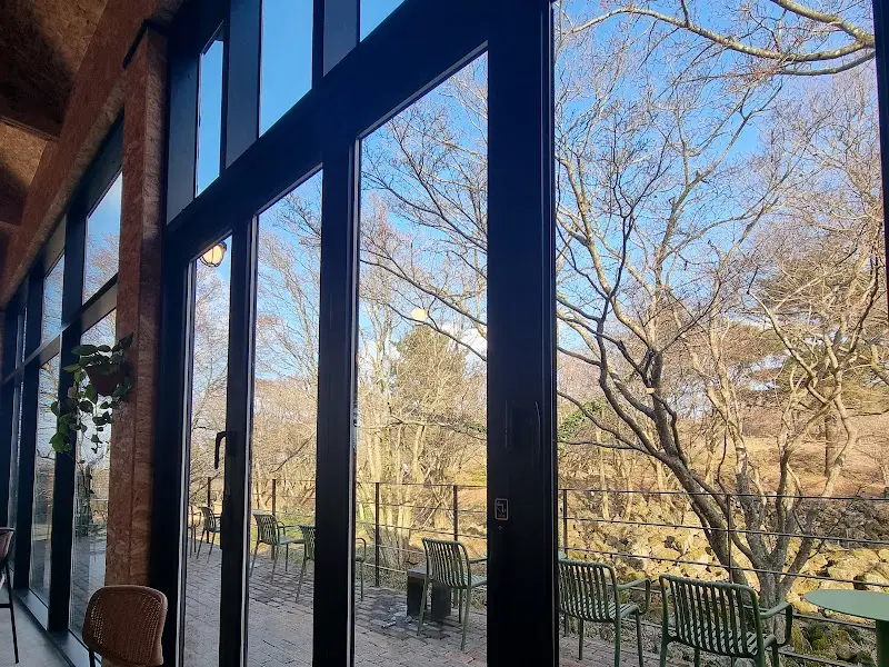 통유리창 너머로 펼쳐지는 그림 같은 풍경은 덤.