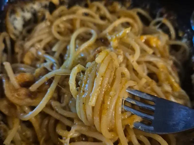 포크에 돌돌 말아 먹는 치즈 스파게티