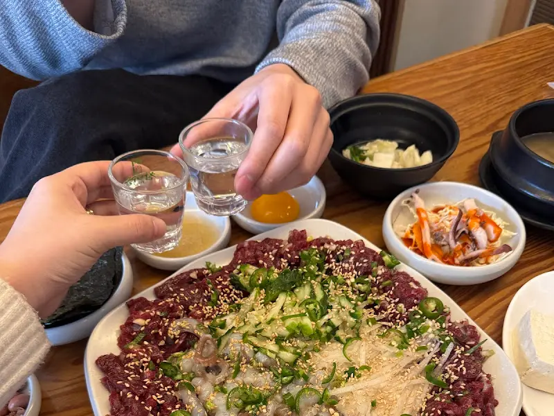 육회와 낙지탕탕이의 환상적인 조합