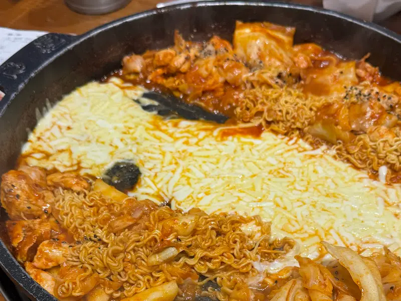 치즈와 라면 사리가 어우러진 닭갈비