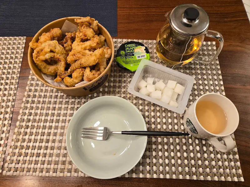 테이블 위에 놓인 오징어 튀김과 차