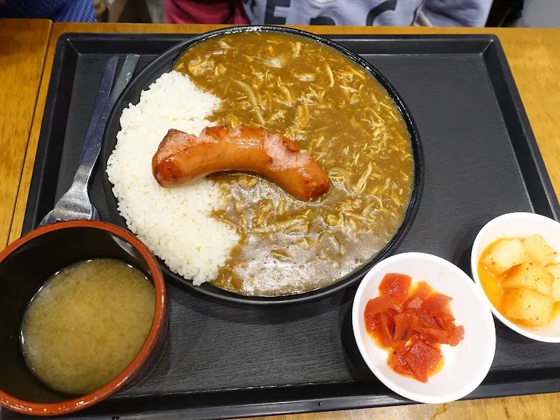 카레와 소시지 토핑