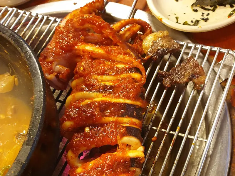 불판 위에서 익어가는 오징어