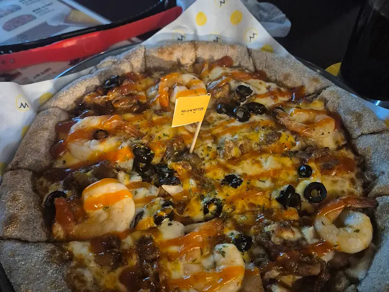 불고기 새우 피자의 푸짐한 토핑