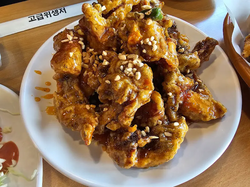 윤기가 흐르는 닭강정