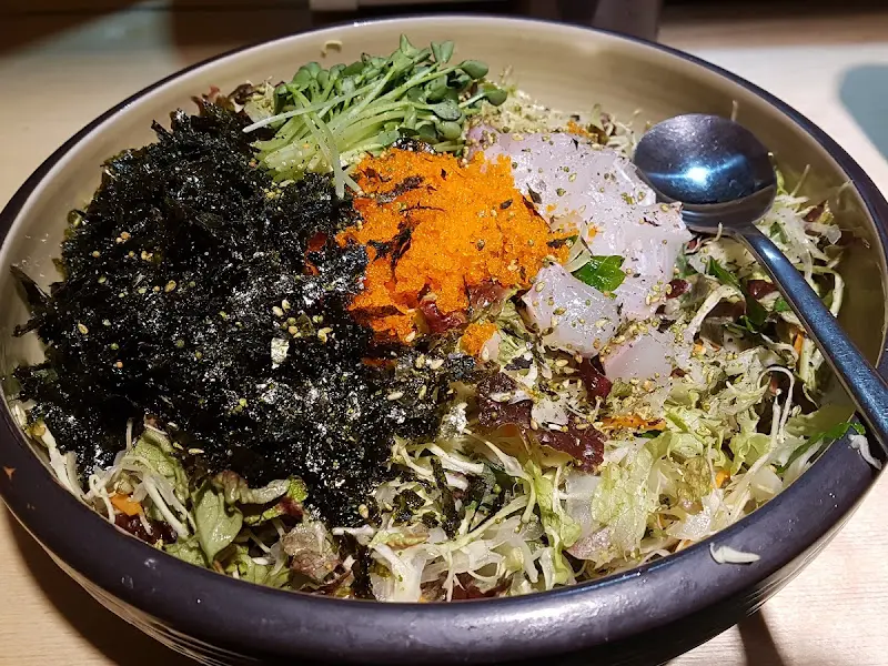 신선한 회와 야채가 조화로운 회덮밥