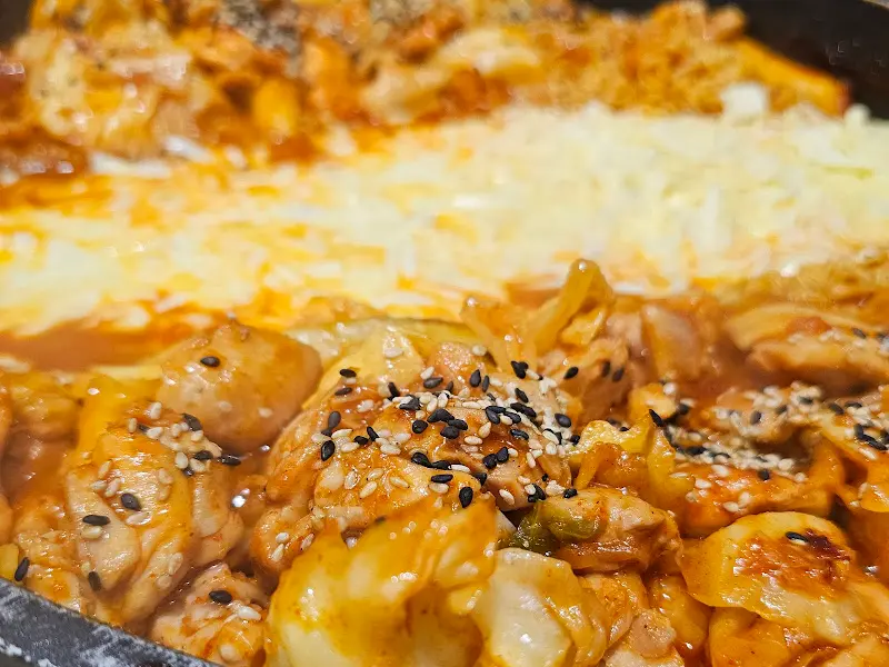 치즈가 녹아내리는 닭갈비