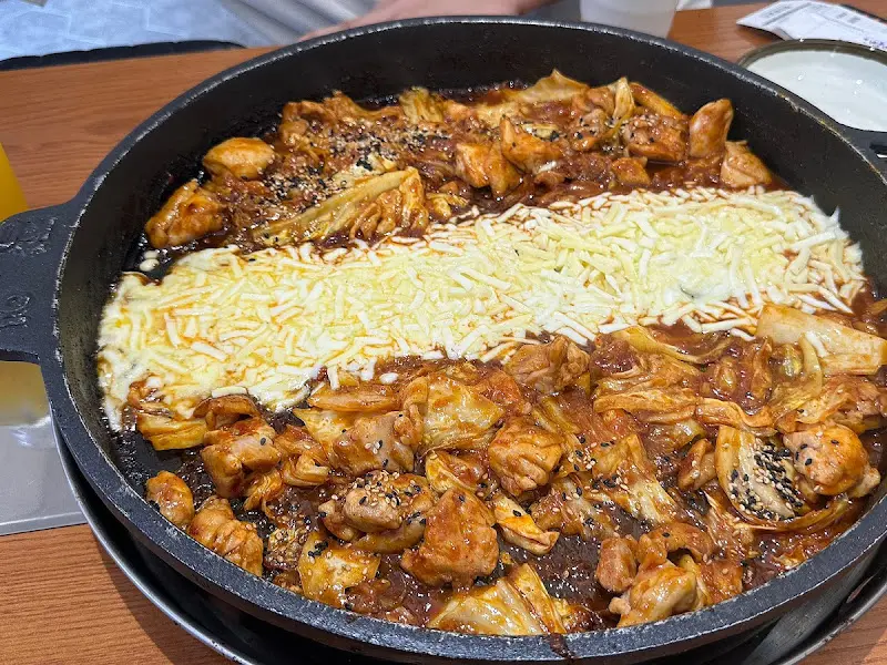 닭갈비와 치즈, 라면 사리의 조화