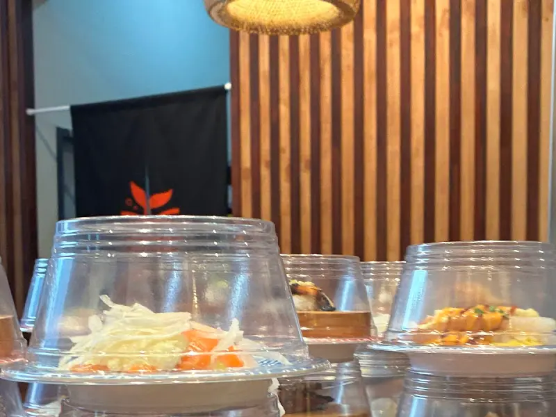 레일 위를 돌고 있는 다양한 종류의 초밥들