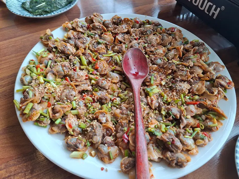 접시 가득 담긴 꼬막 초무침