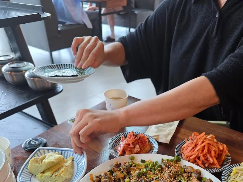 꼬막 비빔밥과 밑반찬 한상차림