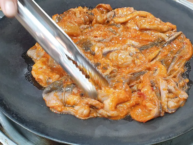 집게로 쭈꾸미를 들어올리는 모습