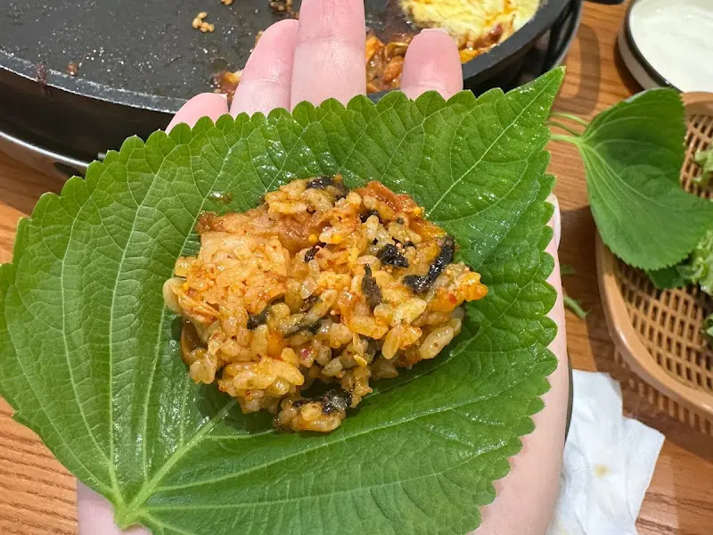 깻잎에 싸 먹는 볶음밥