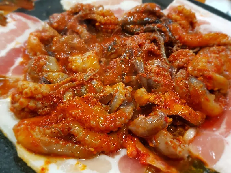 붉은 양념이 듬뿍 묻은 쭈꾸미