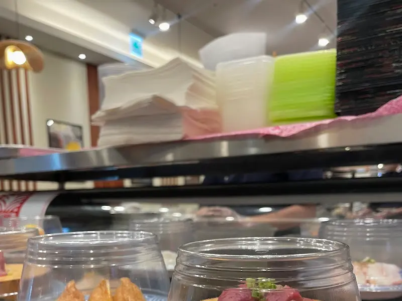 초밥 레일 위 냅킨과 식기류가 가지런히 놓여 있는 모습