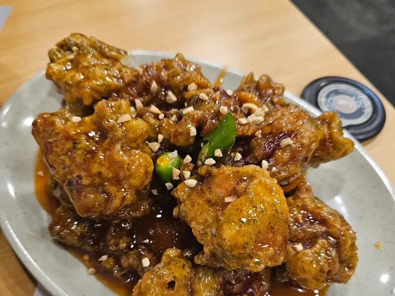 고추가 얹어진 닭강정