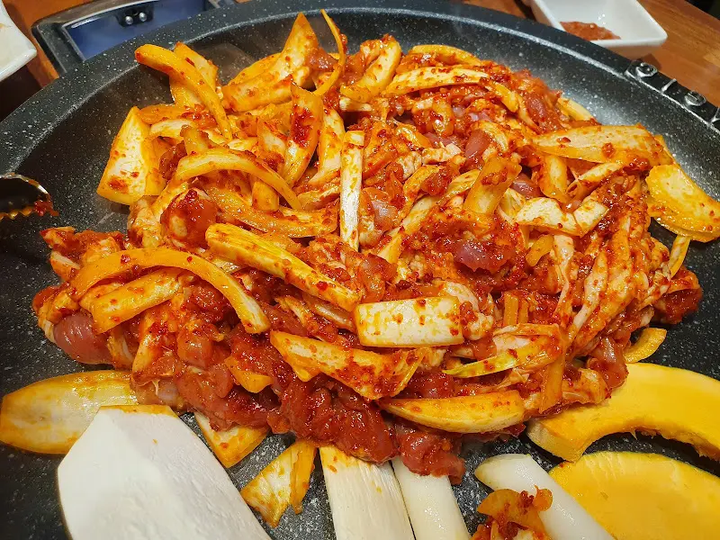 오리불고기가 철판 위에서 익어가는 모습