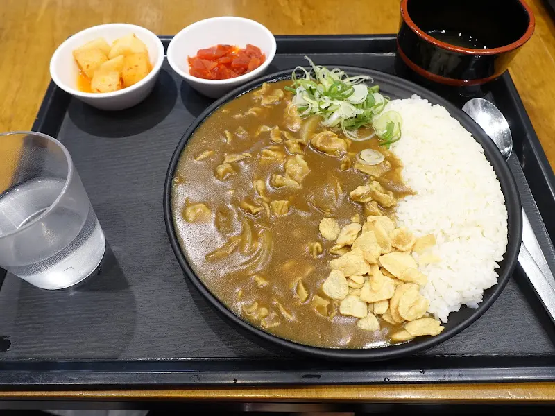 카레와 밥, 곁들임 찬이 놓인 쟁반