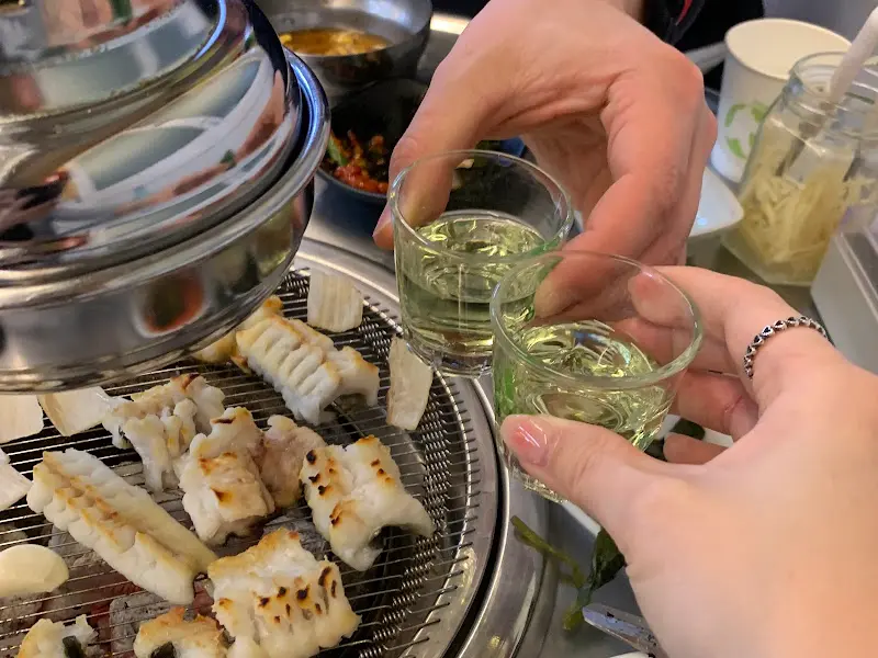 술잔을 부딪히며