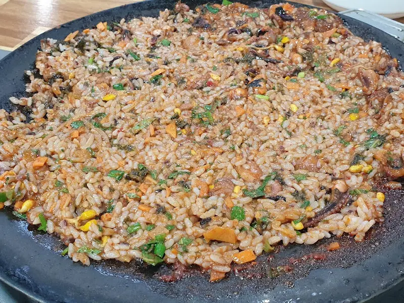 매콤한 양념에 볶아진 환상적인 볶음밥