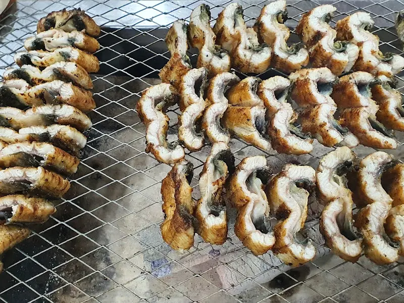 석쇠 위에 구워진 장어 단면