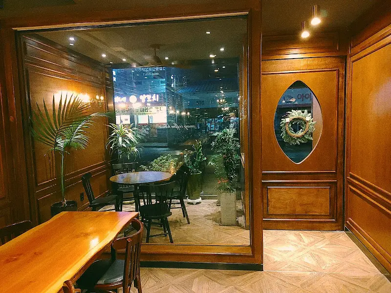 카페 외부에서 보이는 내부 모습