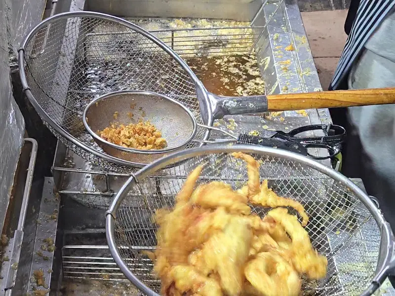 튀겨지고 있는 치킨