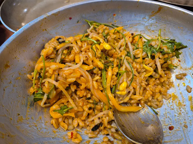 각종 야채와 함께 비벼진 먹음직스러운 보리밥