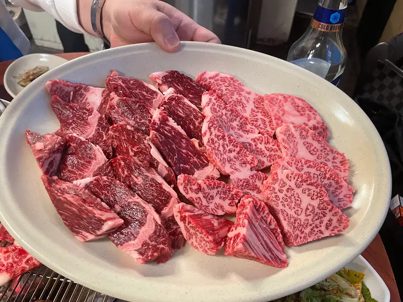 접시에 담긴 소고기