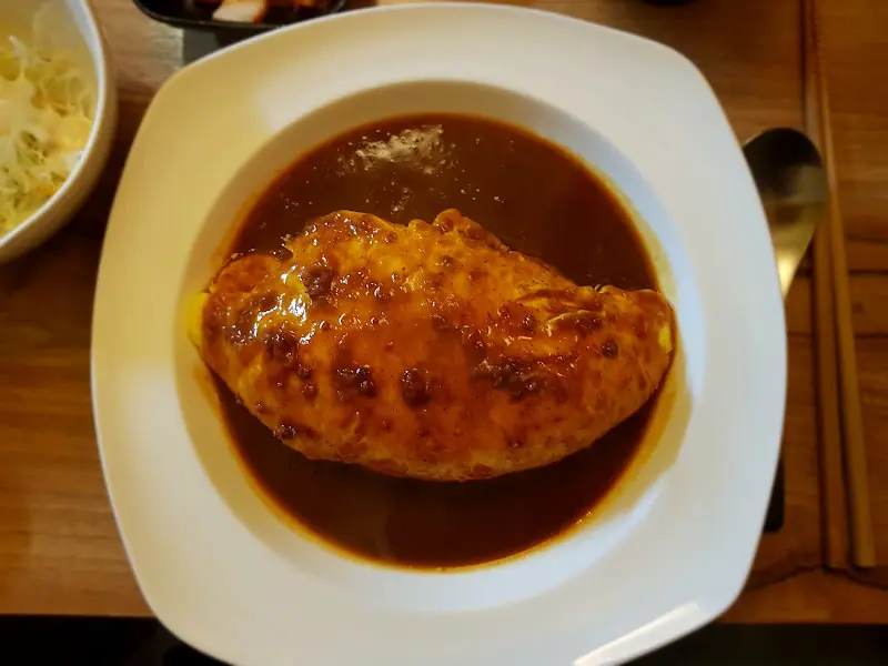 윤기가 흐르는 오므라이스의 자태