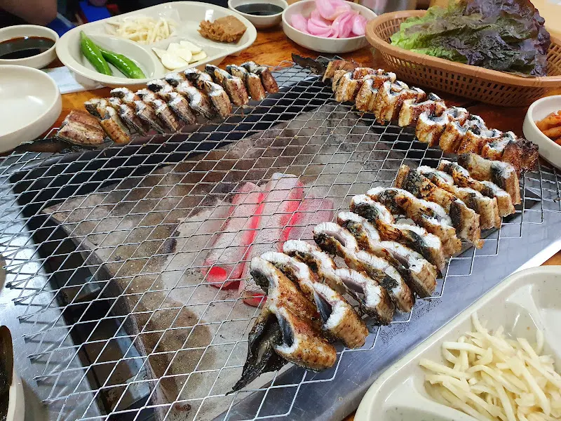 장어와 곁들임 채소들