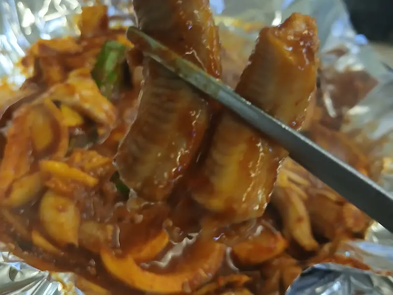 젓가락으로 든 꼼장어