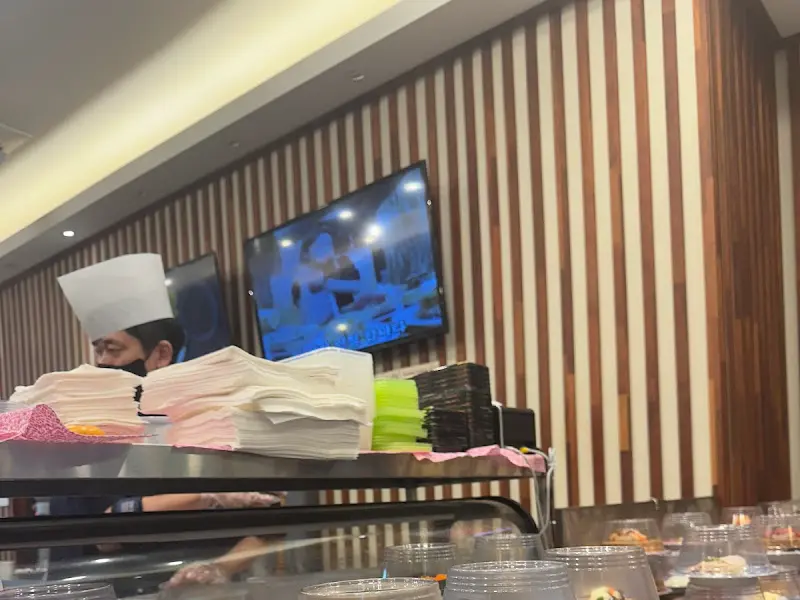 스시를 만드는 요리사의 모습