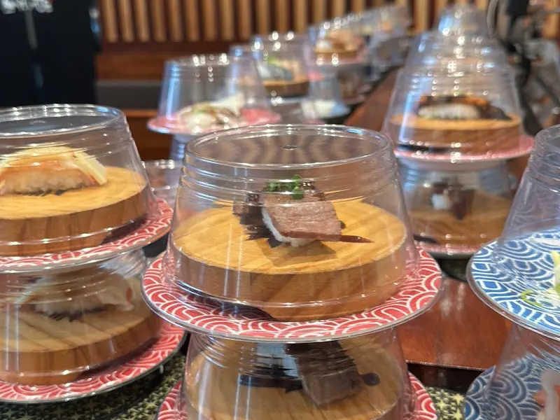 다양한 초밥들이 쌓여 있는 모습