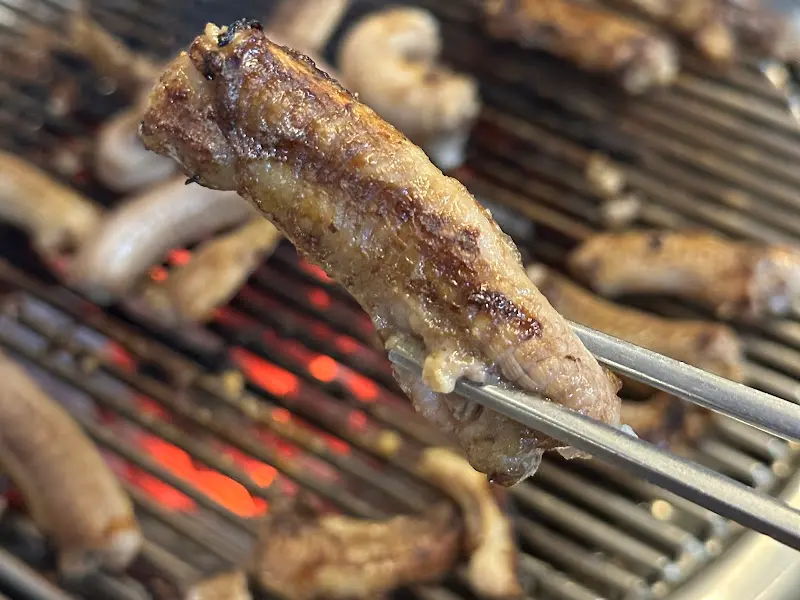 숯불 위에서 구워지는 꼼장어