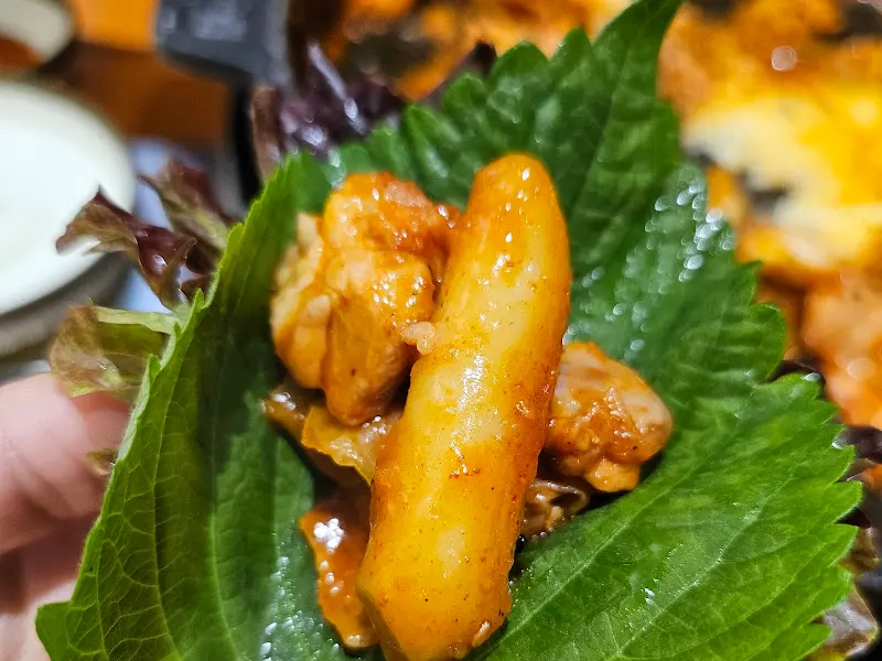 쌈 채소와 닭갈비의 조화