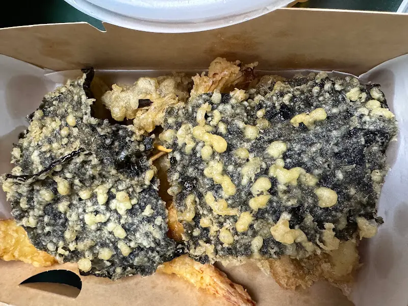 김 튀김의 바삭함이 느껴지는 근접 사진