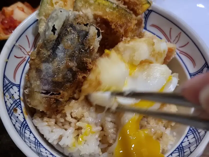 온센 타마고를 터뜨려 밥과 함께 비벼 먹는 모습