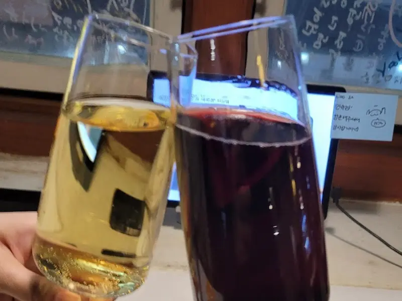 분위기 좋은 와인바에서 짠!