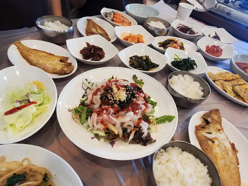 한 상 가득 차려진 물가자미 정식의 모습