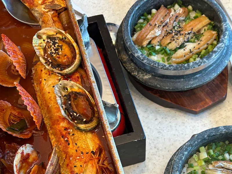 통갈치조림 시켰는데 보리새우에 전복에 백합에,, 비주얼에 놀라고 맛에 반했어요👍