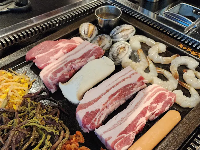 두툼한 흑돼지 오겹살과 싱싱한 해산물의 조화