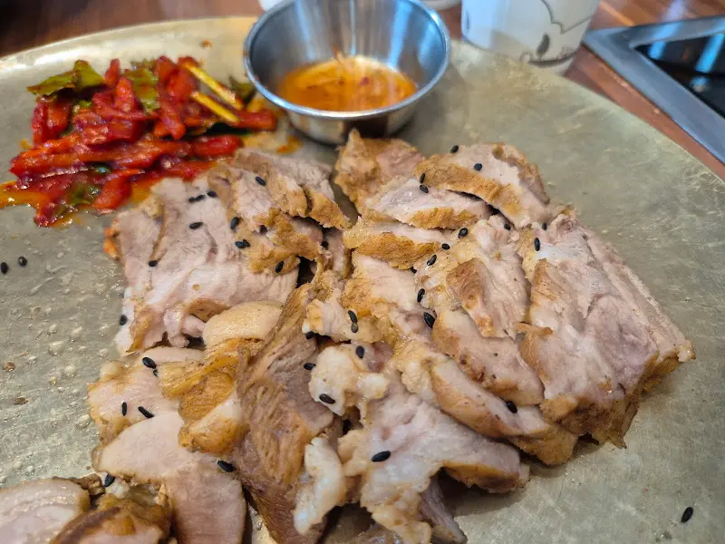 윤기가 흐르는 꽁당보리밥 수육